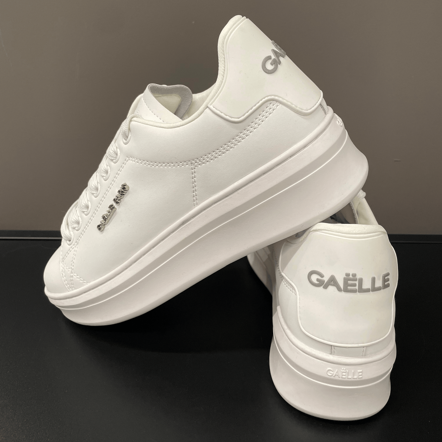 Sneakers con Patch Rubber con logo in metallo bianca