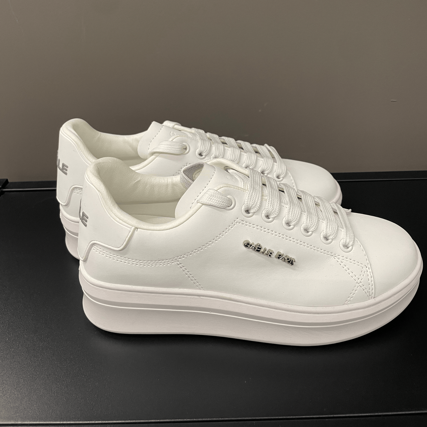 Sneakers con Patch Rubber con logo in metallo bianca